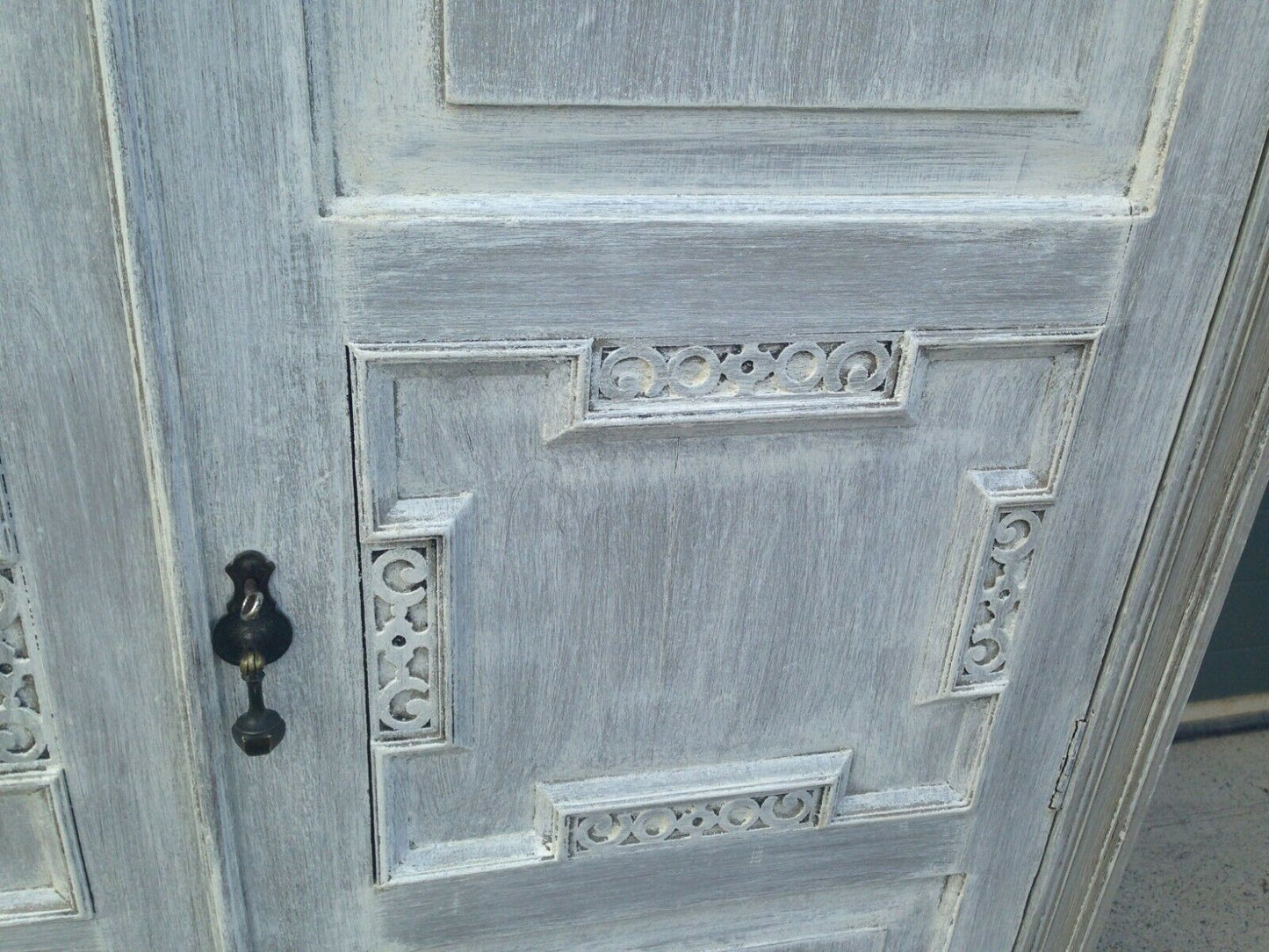 203.....Stunning Vintage Carved Oak Wardrobe / Quality Refinished Oak Wardrobe