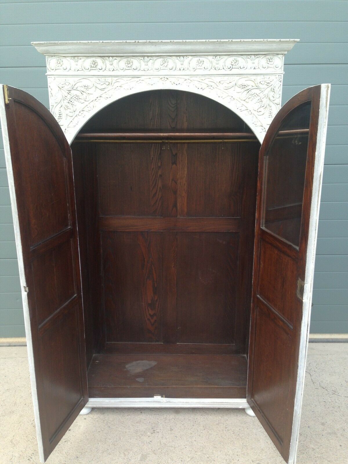 203.....Stunning Vintage Carved Oak Wardrobe / Quality Refinished Oak Wardrobe