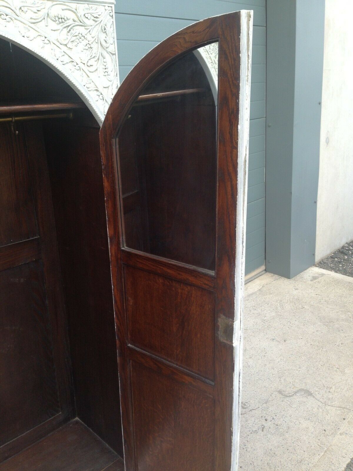 203.....Stunning Vintage Carved Oak Wardrobe / Quality Refinished Oak Wardrobe