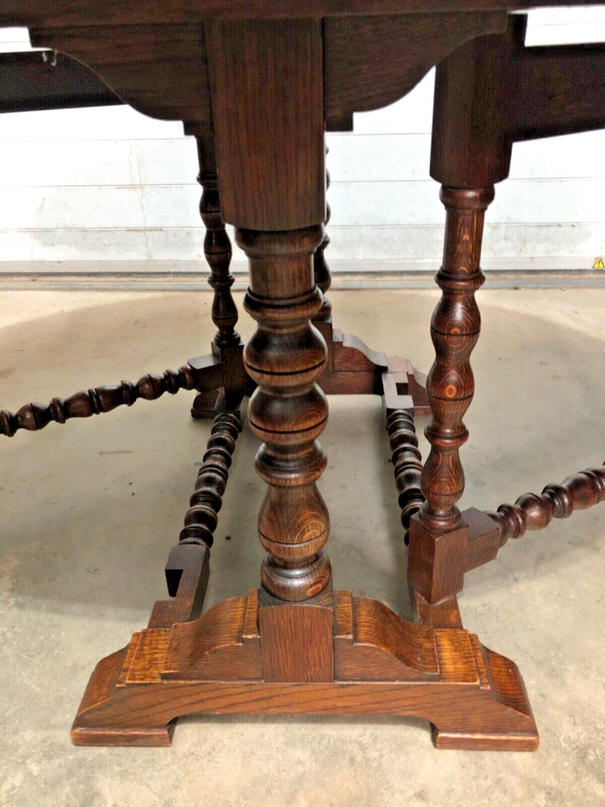 000870.....Handsome Vintage Solid Oak Gateleg / Drop Leaf Dining Table ( sold )