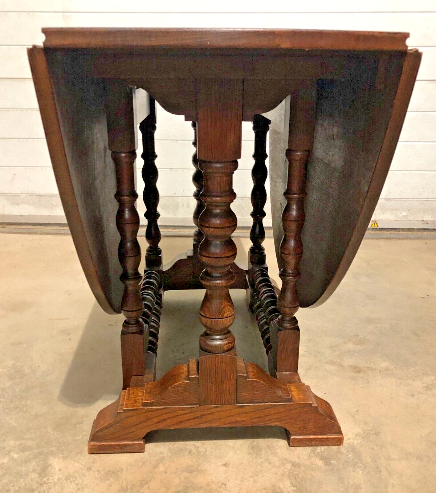 000870.....Handsome Vintage Solid Oak Gateleg / Drop Leaf Dining Table ( sold )