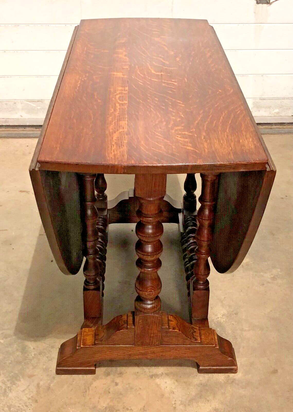 000870.....Handsome Vintage Solid Oak Gateleg / Drop Leaf Dining Table ( sold )