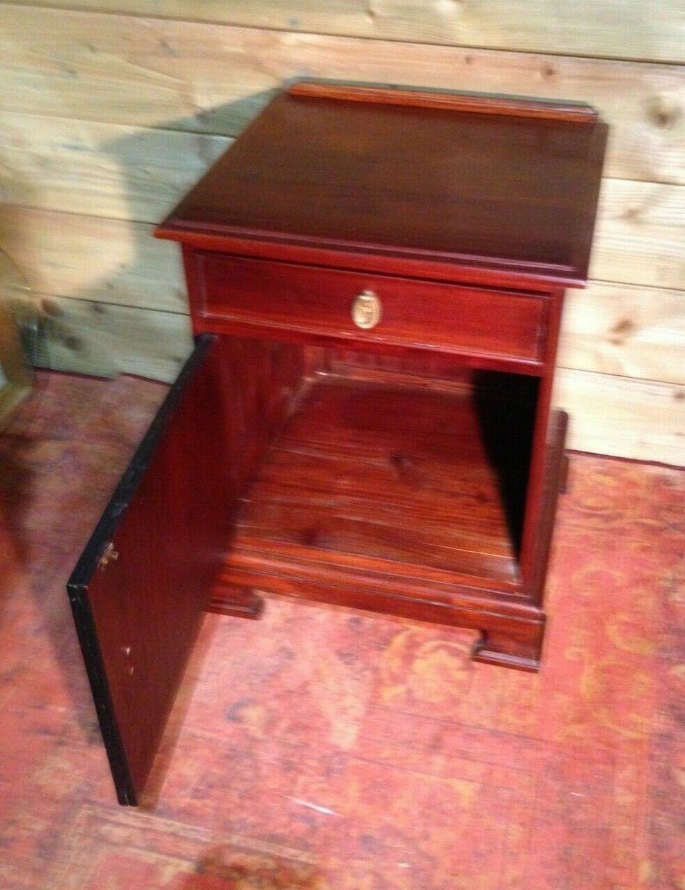 119.....Vintage Solid Mahogany Bedside Cabinet / Bedside Table