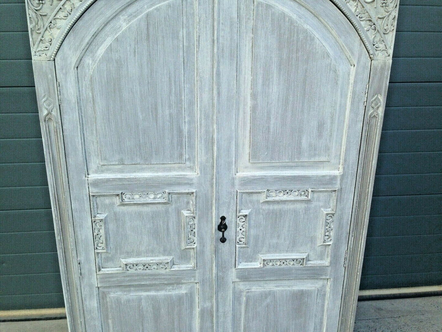 203.....Stunning Vintage Carved Oak Wardrobe / Quality Refinished Oak Wardrobe