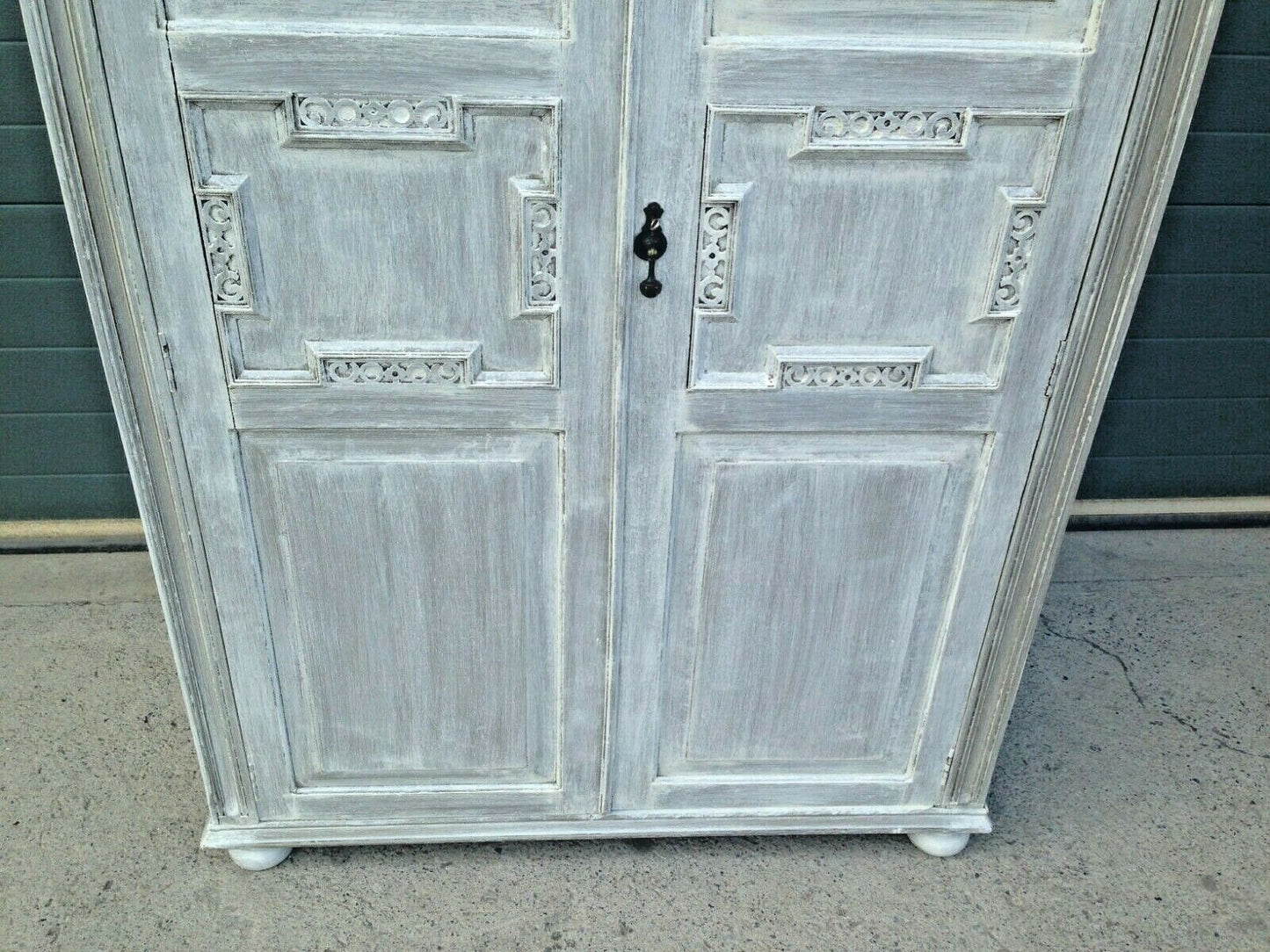 203.....Stunning Vintage Carved Oak Wardrobe / Quality Refinished Oak Wardrobe