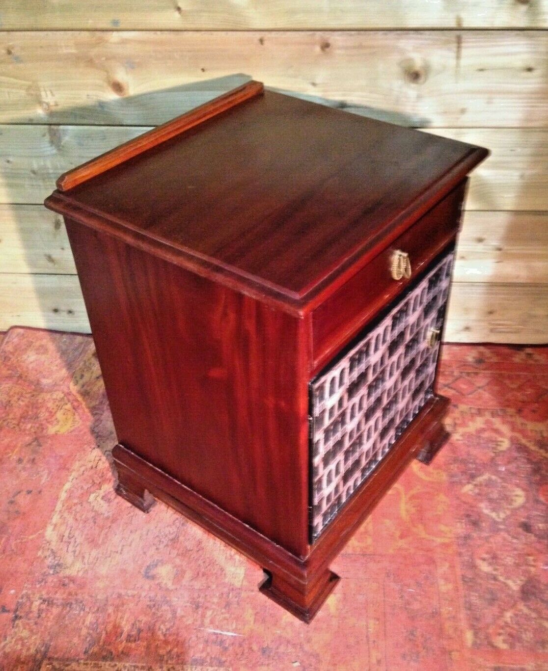 119.....Vintage Solid Mahogany Bedside Cabinet / Bedside Table