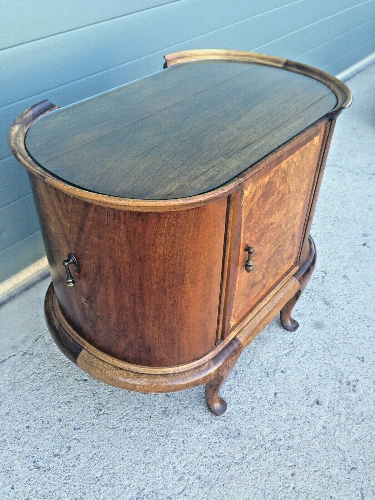 222.....Gorgeous Vintage Walnut Drinks Cabinet / Vintage Cocktail Cabinet