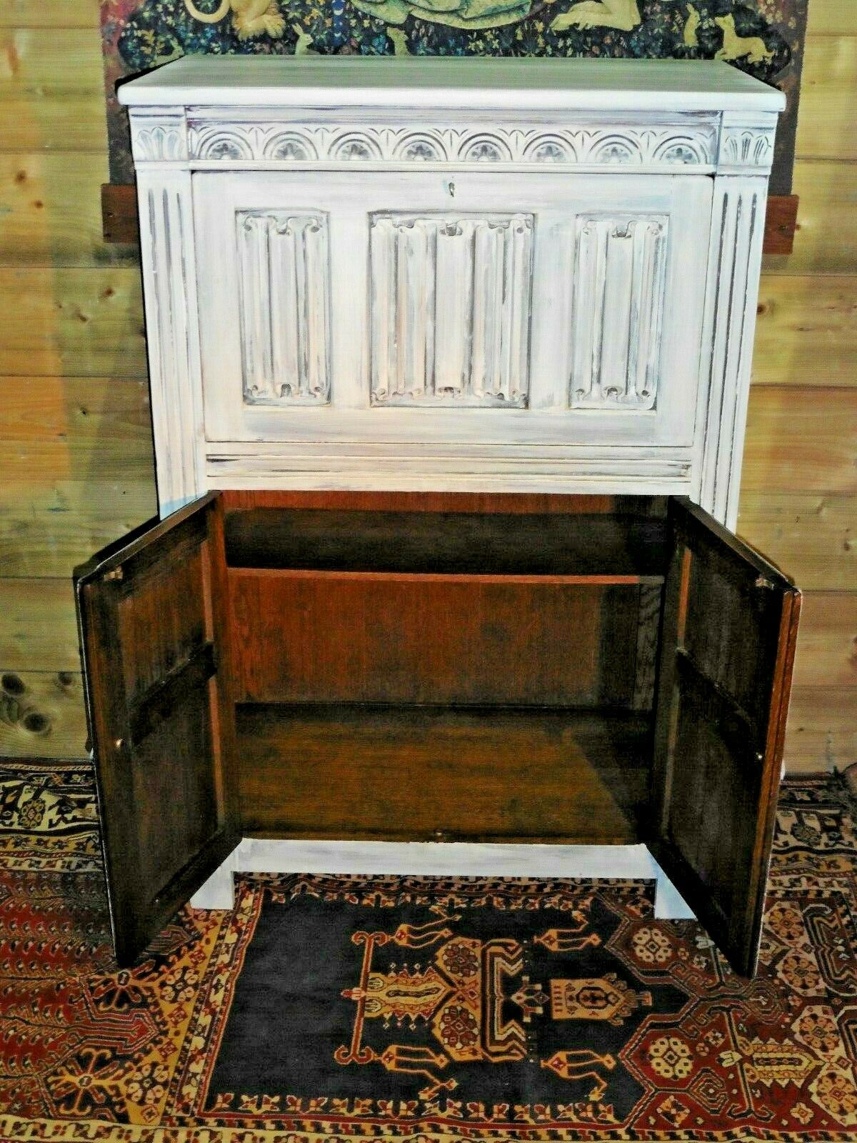 405.....Old Charm Style Drinks Cabinet / Refinished Oak Cocktail Cabinet