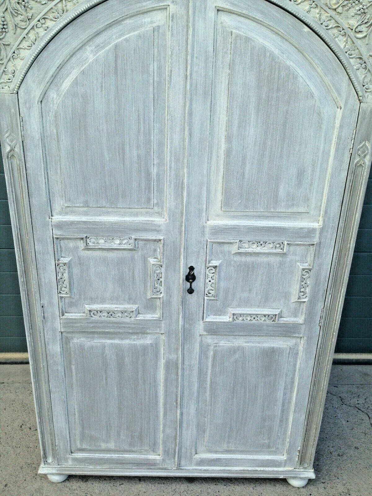 203.....Stunning Vintage Carved Oak Wardrobe / Quality Refinished Oak Wardrobe