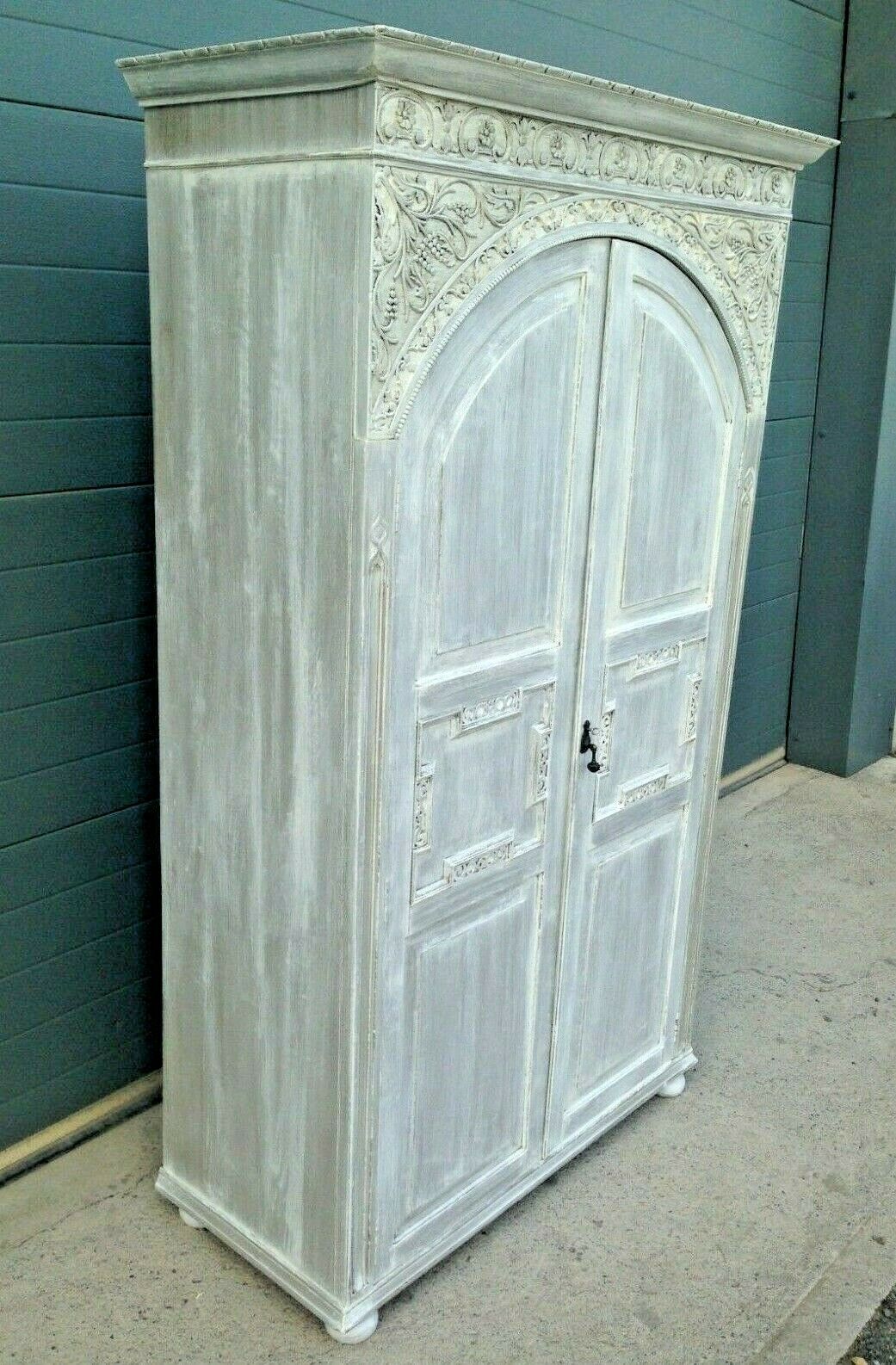203.....Stunning Vintage Carved Oak Wardrobe / Quality Refinished Oak Wardrobe