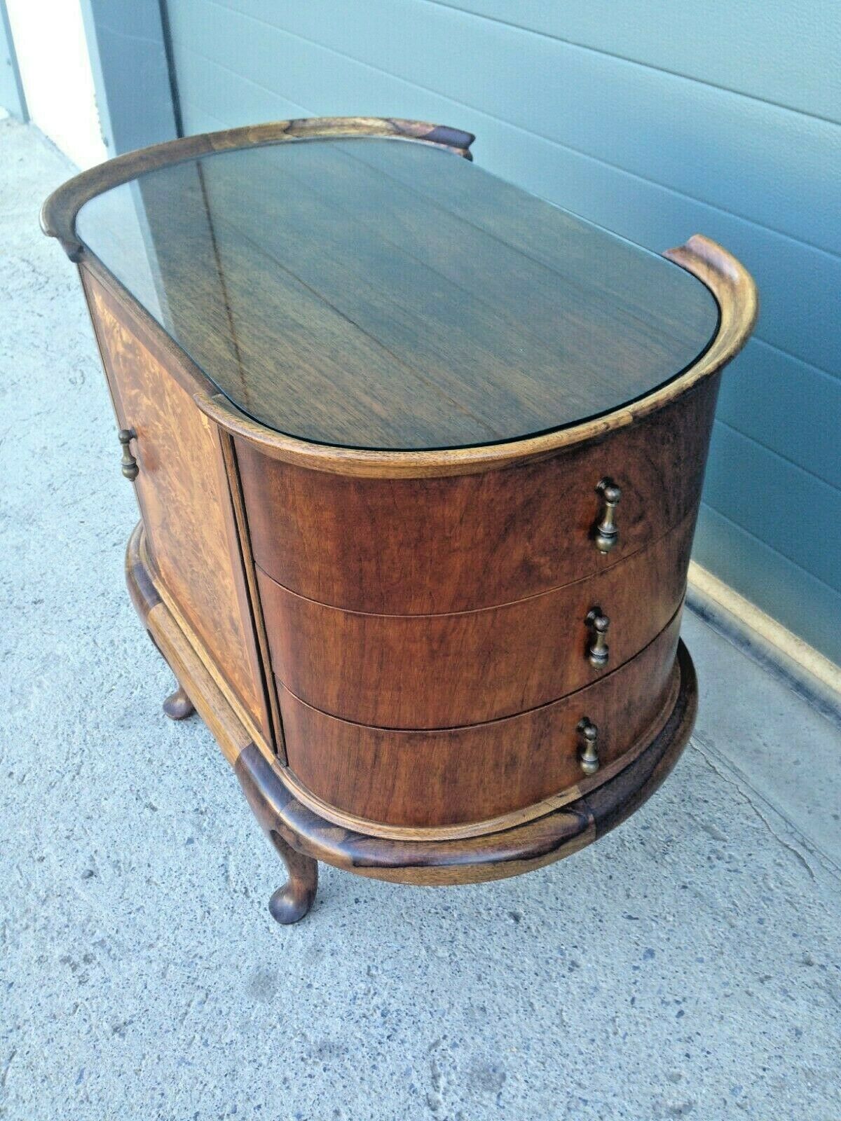 222.....Gorgeous Vintage Walnut Drinks Cabinet / Vintage Cocktail Cabinet