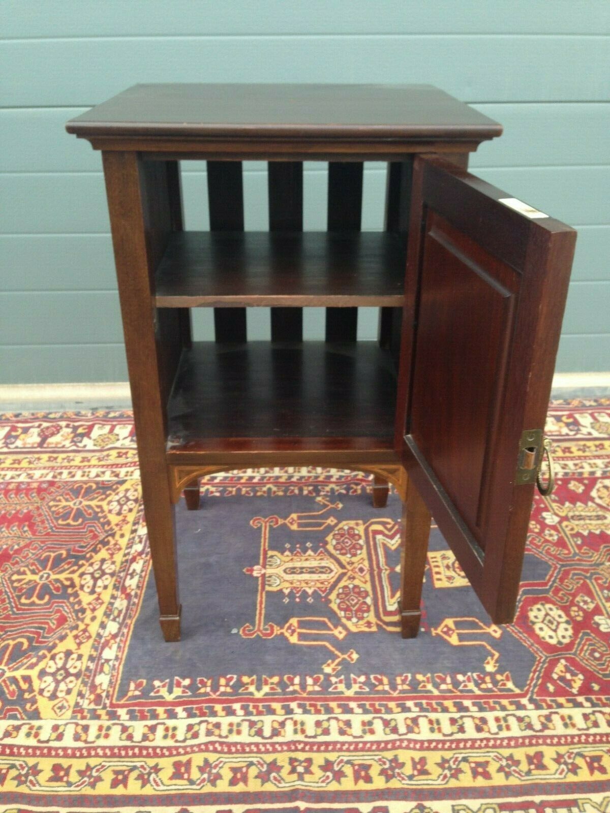 218.....Lovely Edwardian Mahogany Bedside Cupboard / Vintage Bedside Table