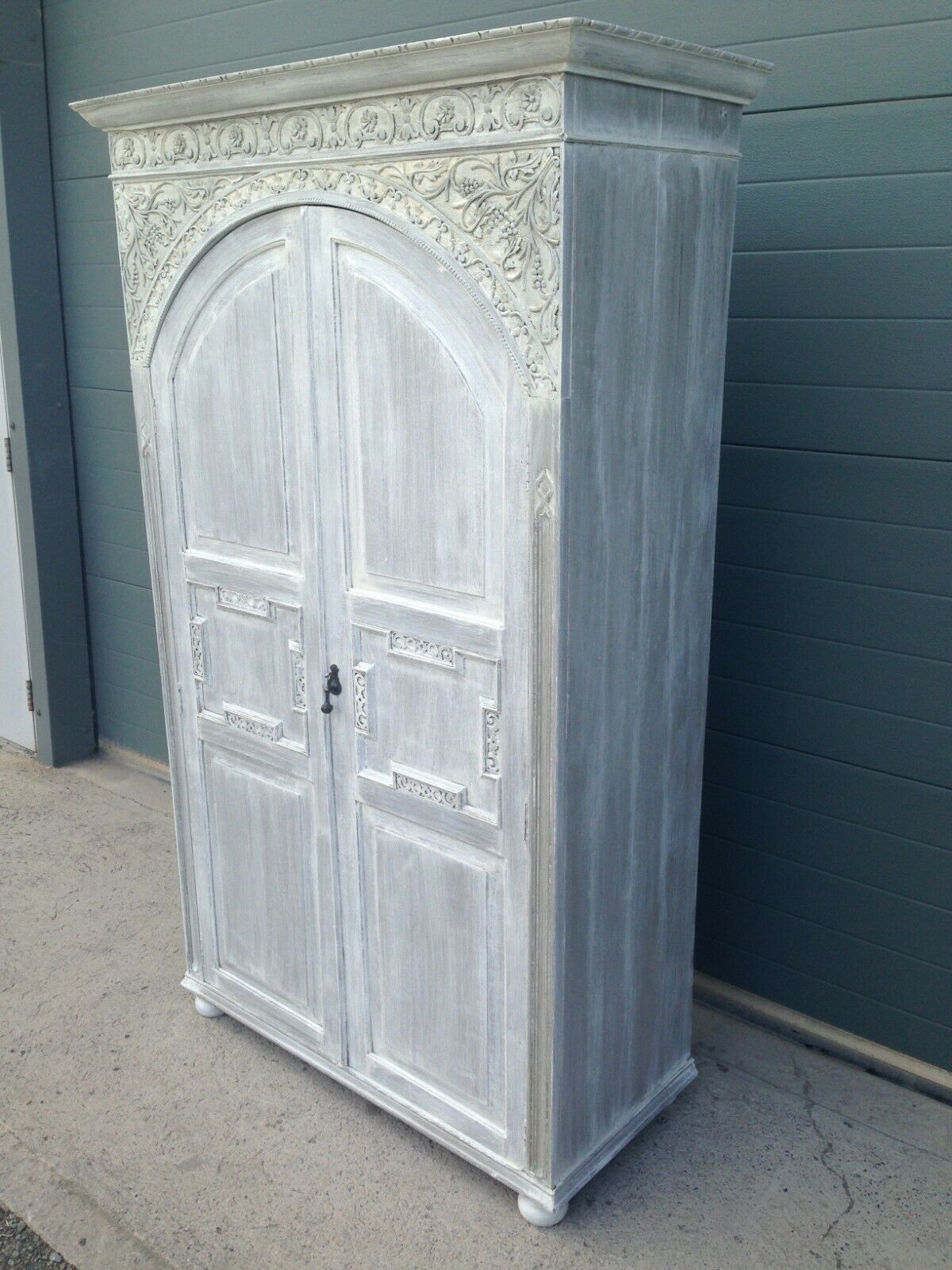 203.....Stunning Vintage Carved Oak Wardrobe / Quality Refinished Oak Wardrobe