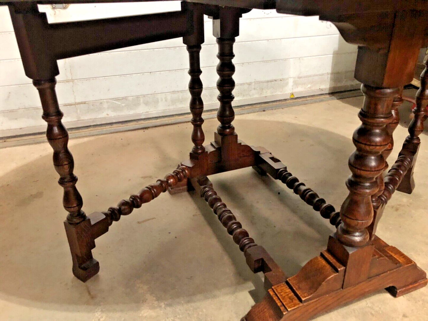 000870.....Handsome Vintage Solid Oak Gateleg / Drop Leaf Dining Table ( sold )