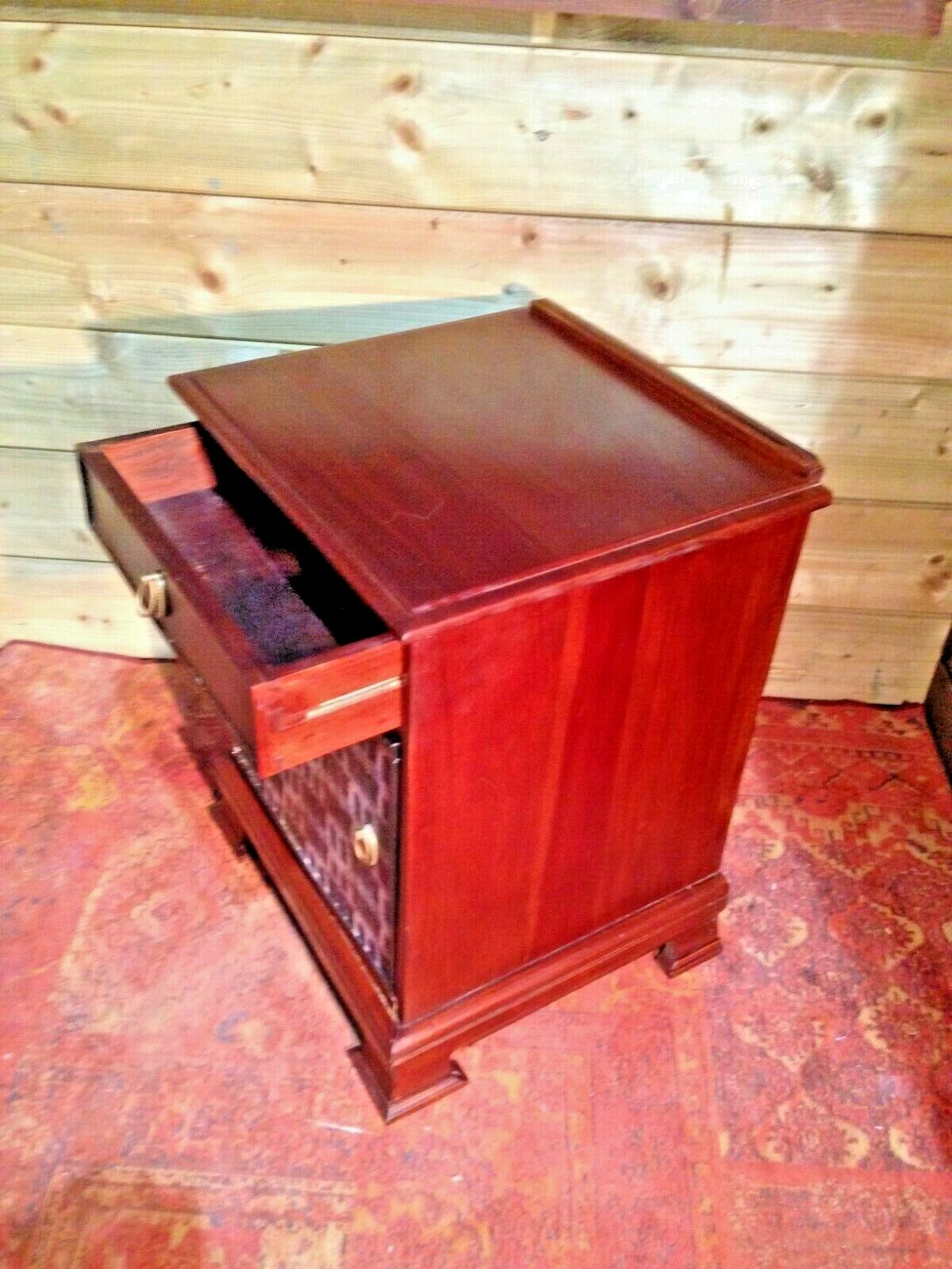 119.....Vintage Solid Mahogany Bedside Cabinet / Bedside Table