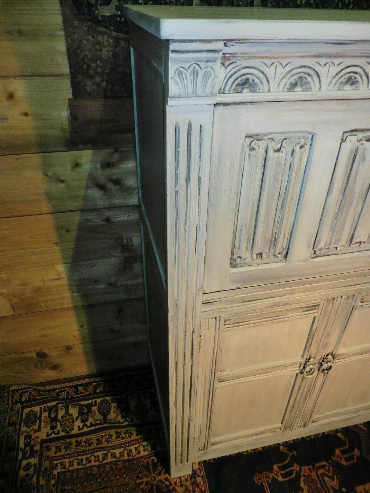 405.....Old Charm Style Drinks Cabinet / Refinished Oak Cocktail Cabinet