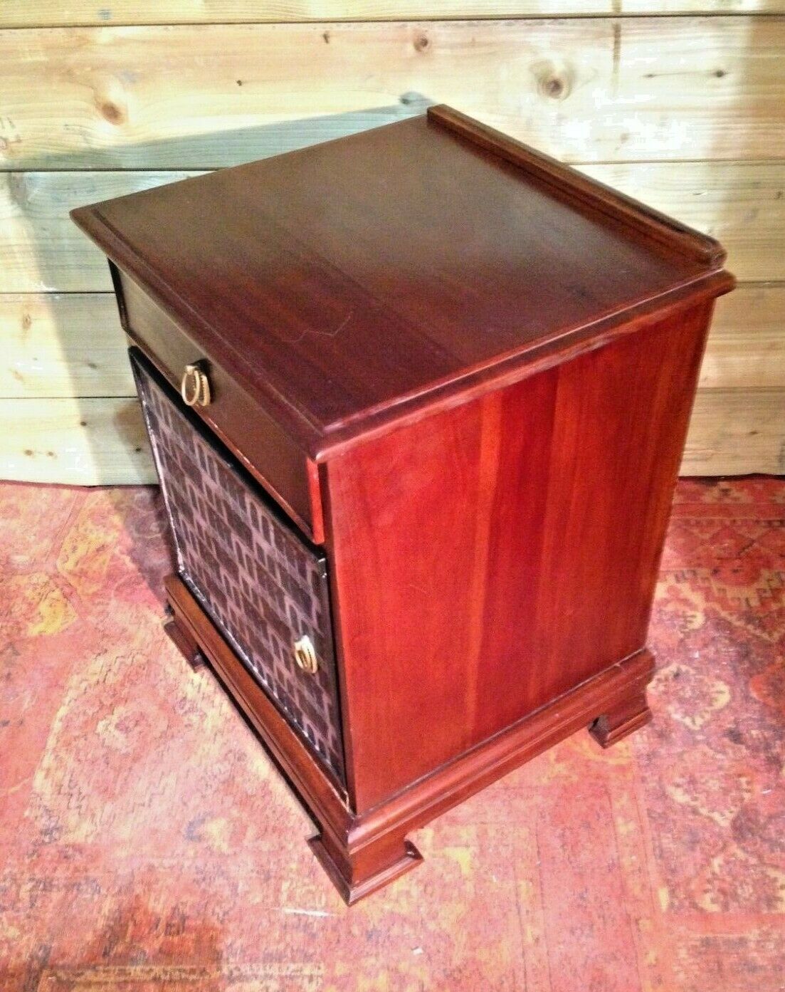 119.....Vintage Solid Mahogany Bedside Cabinet / Bedside Table
