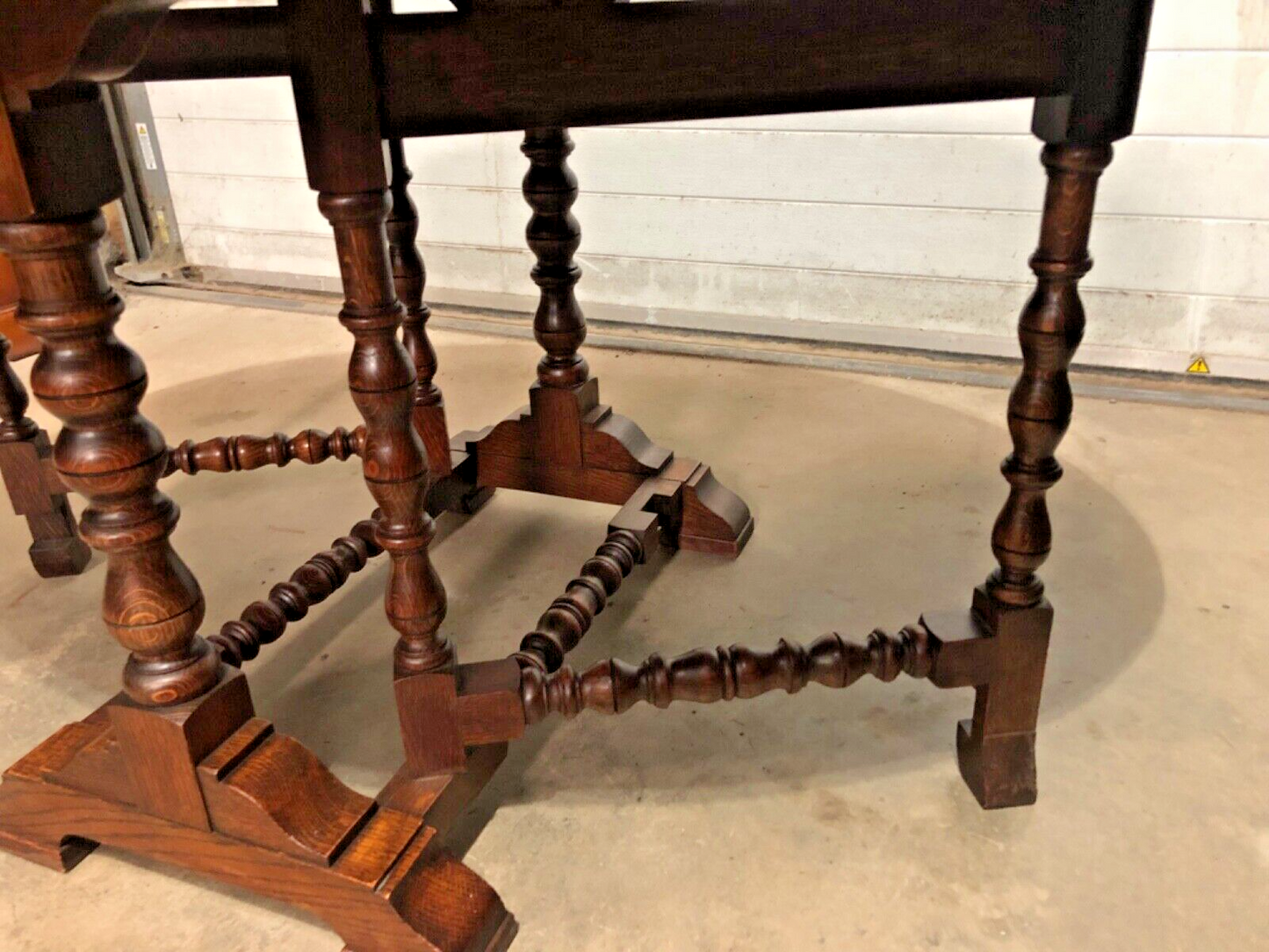 000870.....Handsome Vintage Solid Oak Gateleg / Drop Leaf Dining Table ( sold )