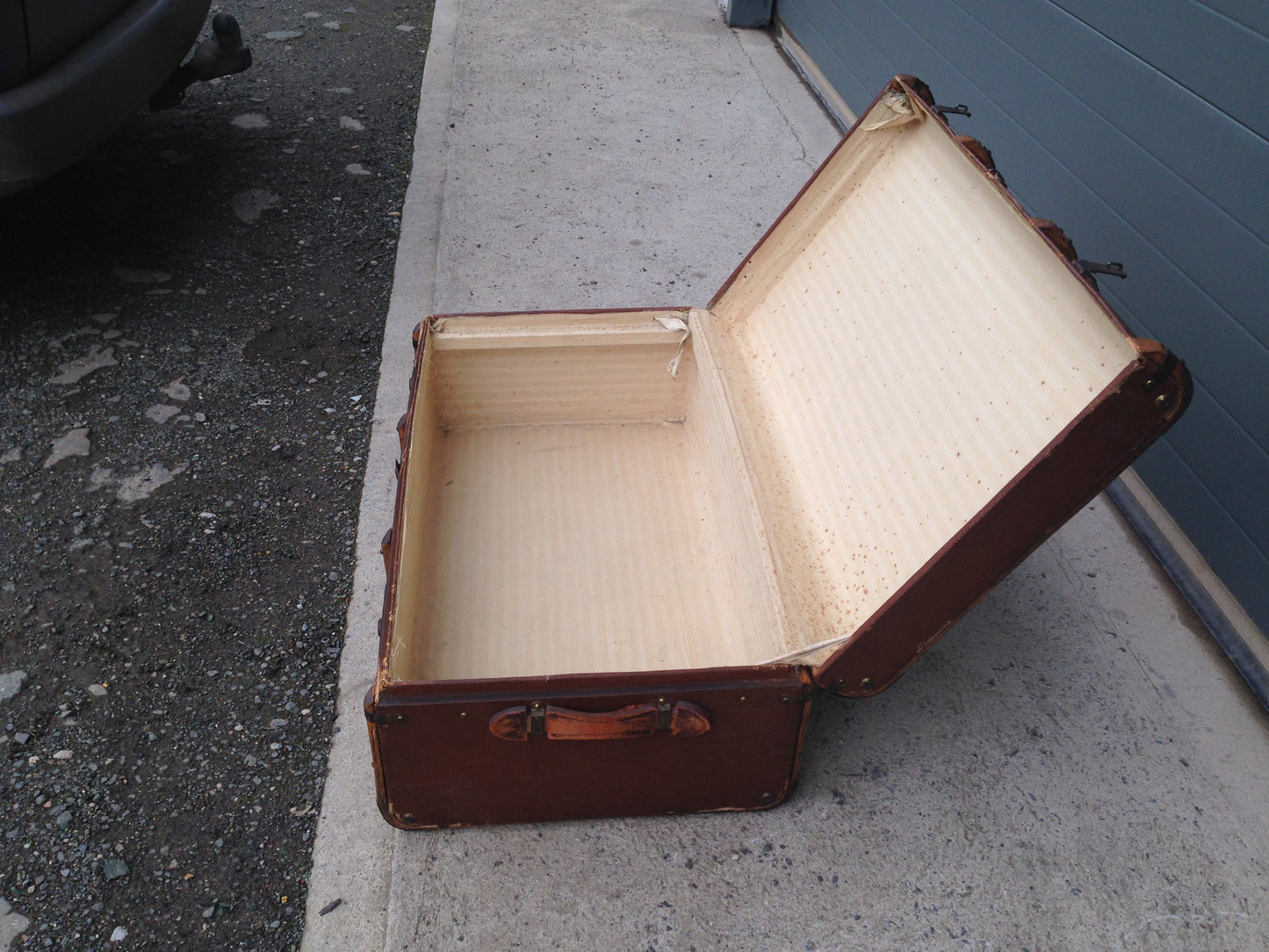 204.....Vintage Travel Trunk / Make Great Coffee Table....SOLD !