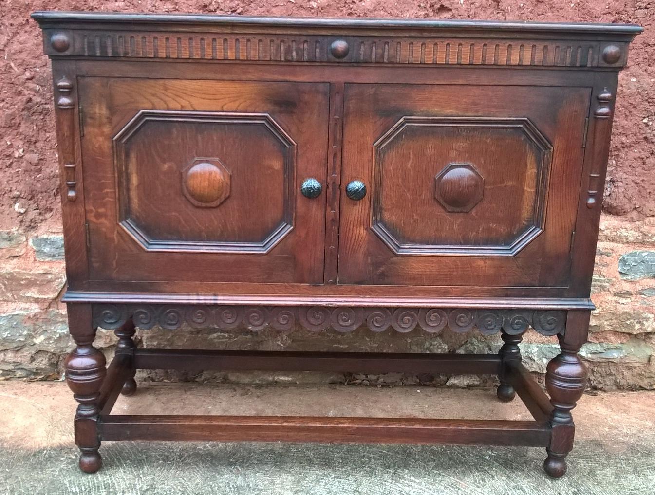 Lovely Vintage Oak Dresser Base / Sideboard / Drinks Cabinet