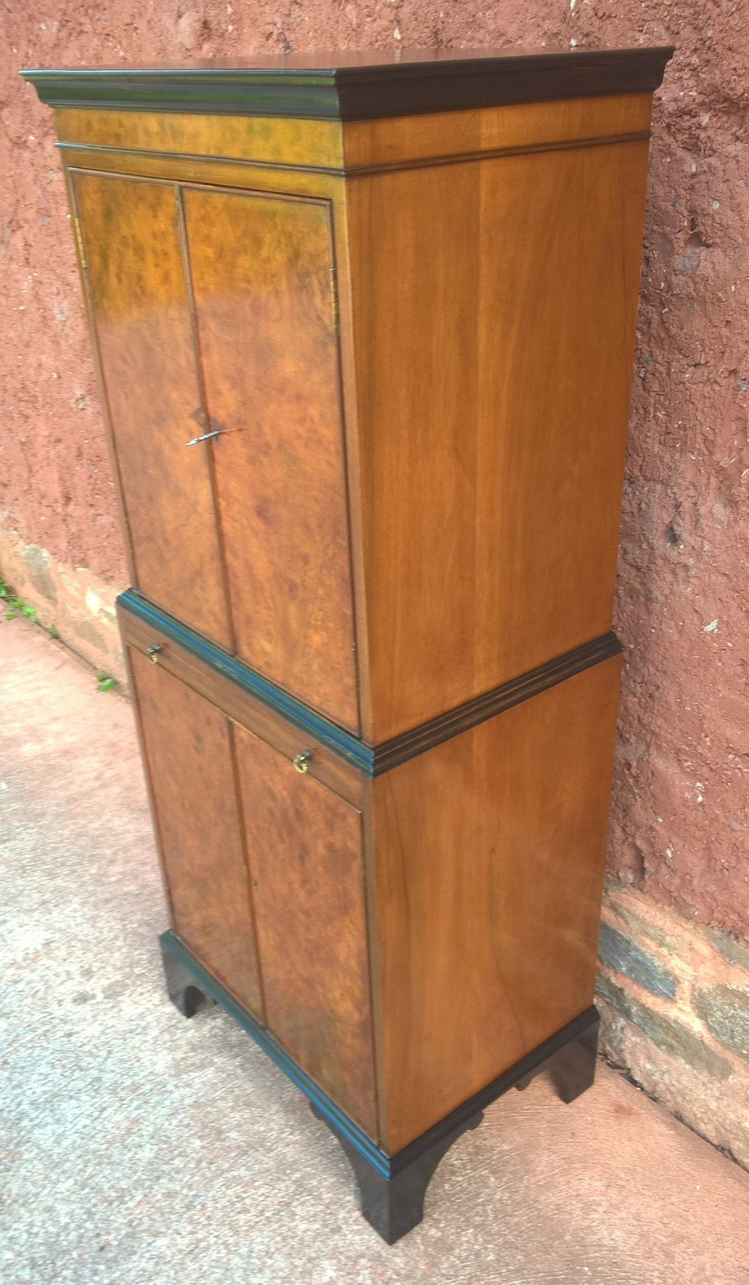 Stunning Burr Walnut Drinks Cabinet / Vintage Cocktail Cabinet
