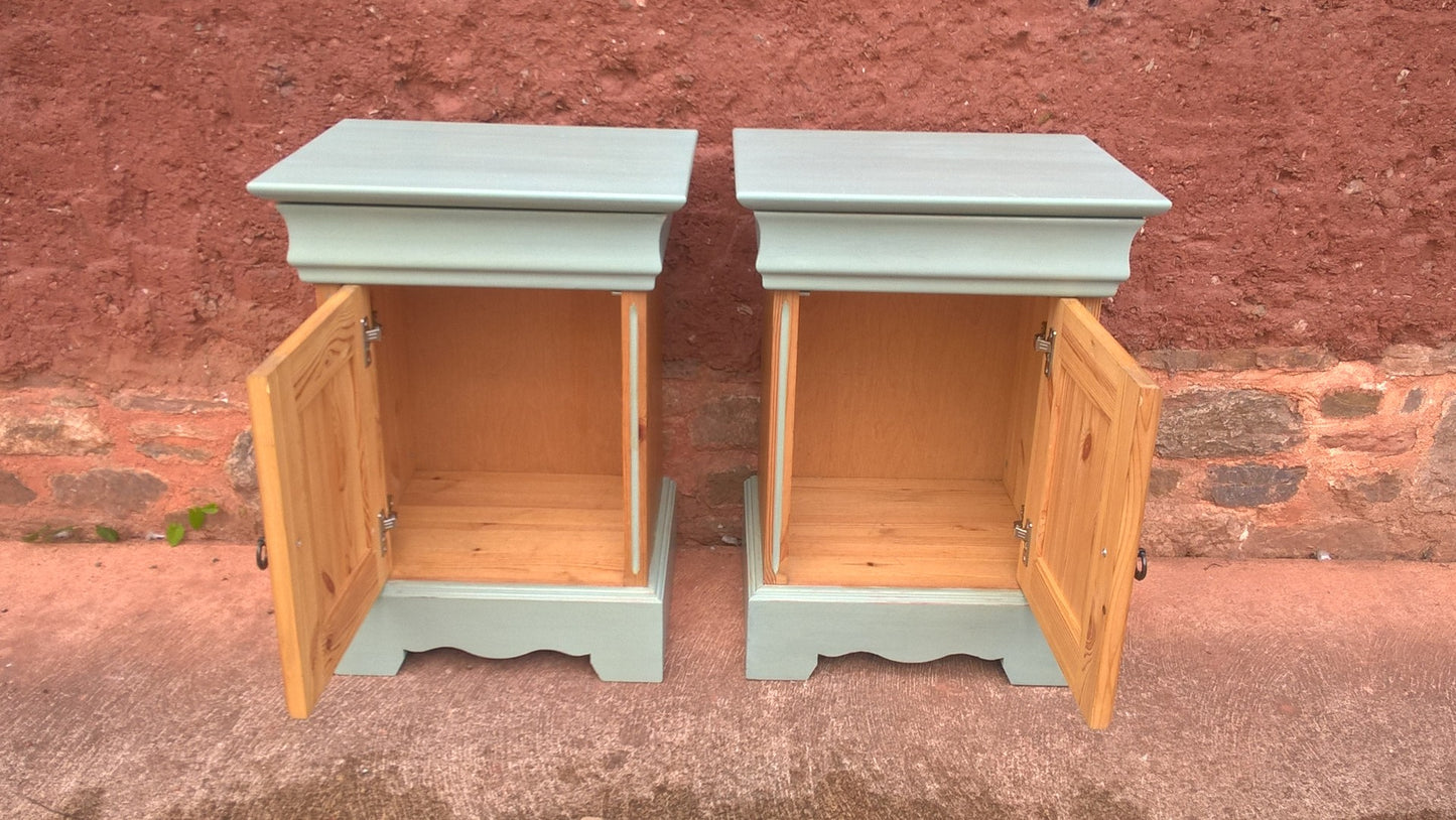 Attractive Pair Of Vintage Bedside Cabinets