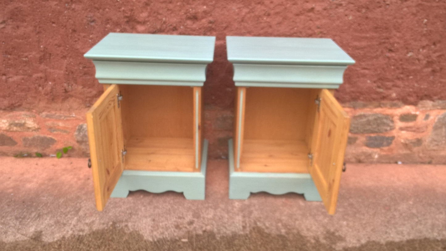 Attractive Pair Of Vintage Bedside Cabinets