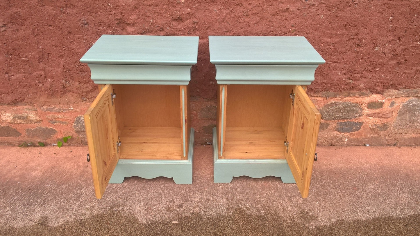 Attractive Pair Of Vintage Bedside Cabinets