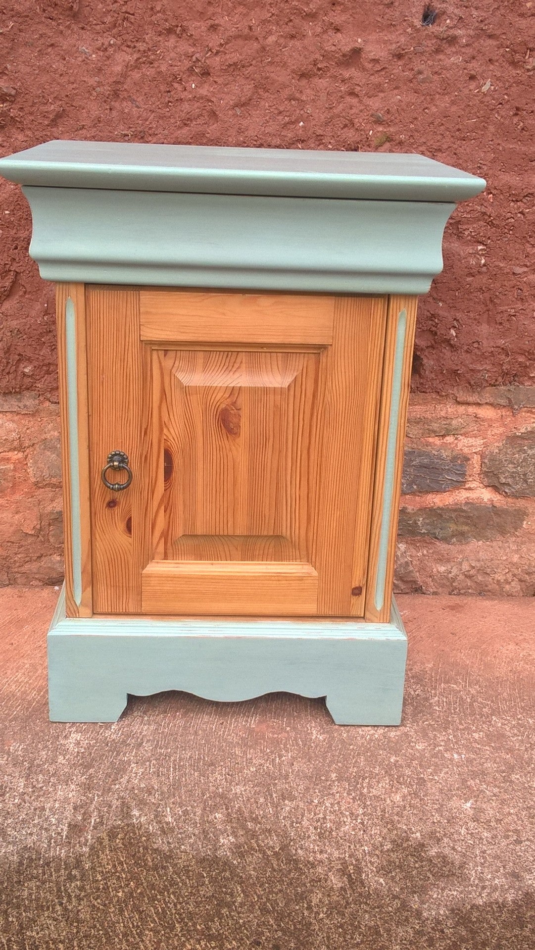 Attractive Pair Of Vintage Bedside Cabinets