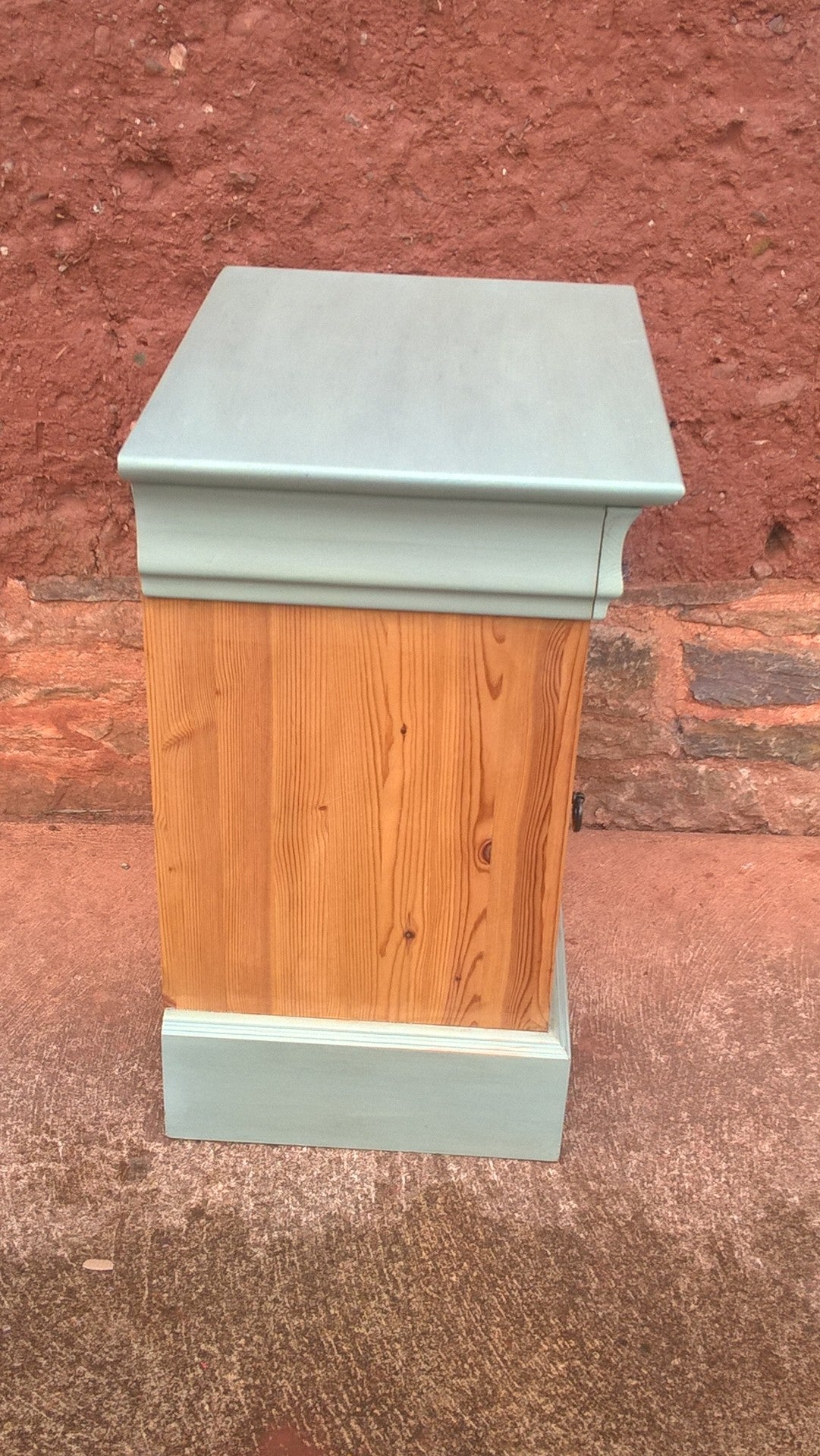 Attractive Pair Of Vintage Bedside Cabinets