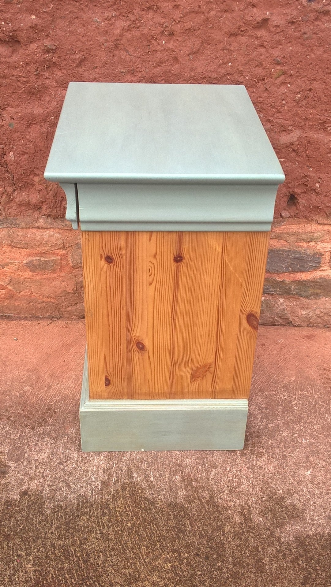 Attractive Pair Of Vintage Bedside Cabinets