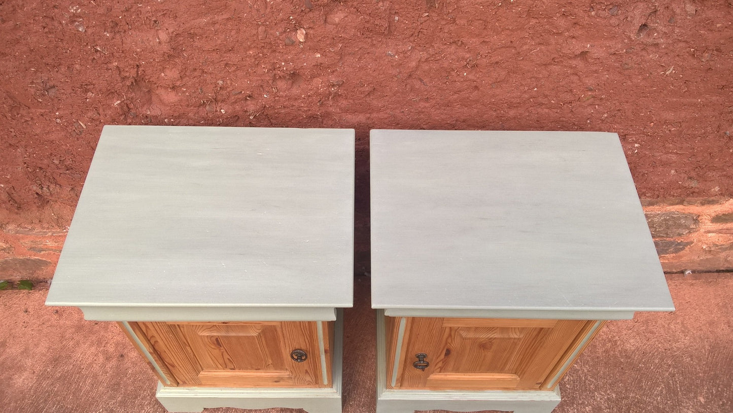 Attractive Pair Of Vintage Bedside Cabinets