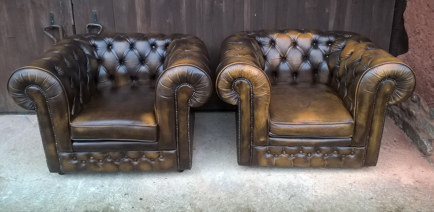 Gorgeous Pair Of Leather Chesterfield Club Chairs Made By Thomas Lloyd
