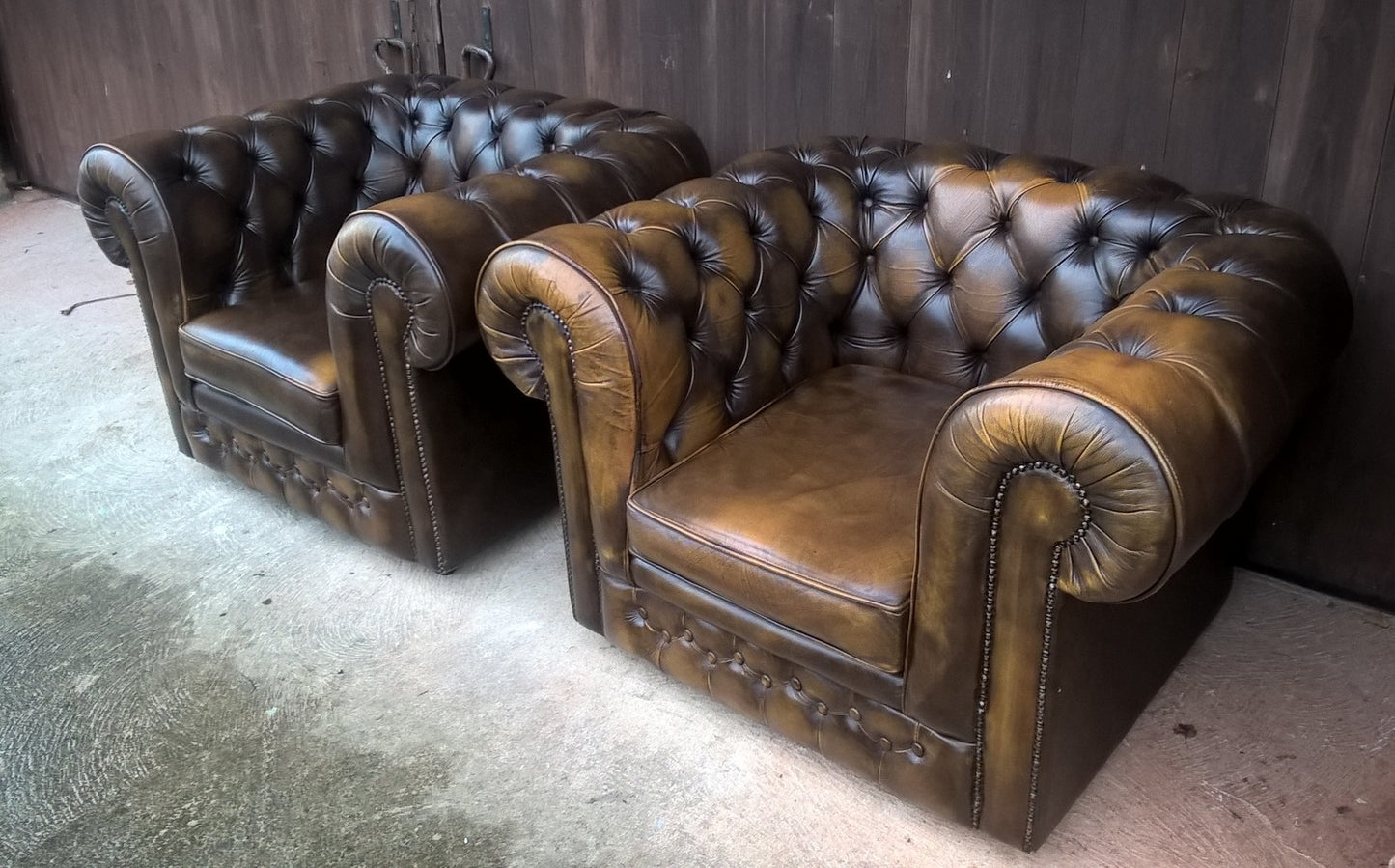 Gorgeous Pair Of Leather Chesterfield Club Chairs Made By Thomas Lloyd