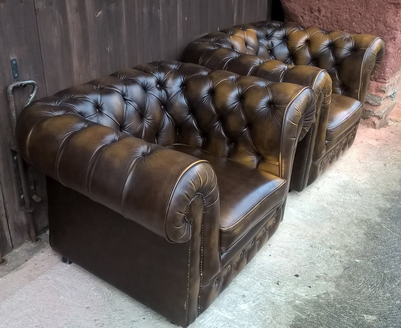 Gorgeous Pair Of Leather Chesterfield Club Chairs Made By Thomas Lloyd