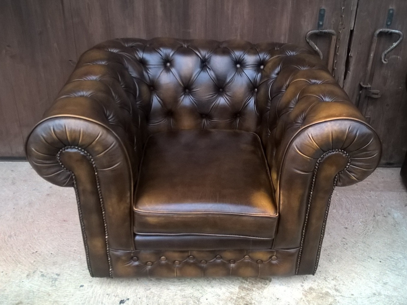 Gorgeous Pair Of Leather Chesterfield Club Chairs Made By Thomas Lloyd