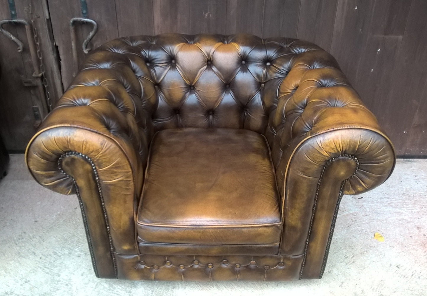 Gorgeous Pair Of Leather Chesterfield Club Chairs Made By Thomas Lloyd