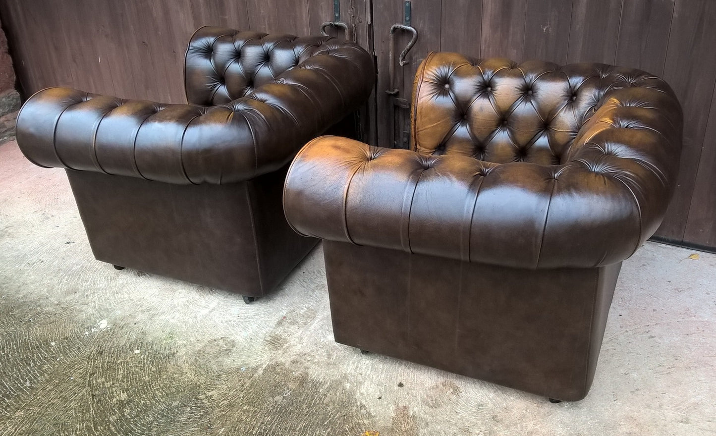 Gorgeous Pair Of Leather Chesterfield Club Chairs Made By Thomas Lloyd