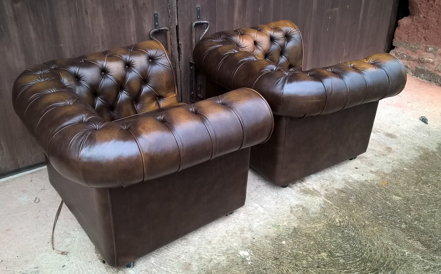 Gorgeous Pair Of Leather Chesterfield Club Chairs Made By Thomas Lloyd