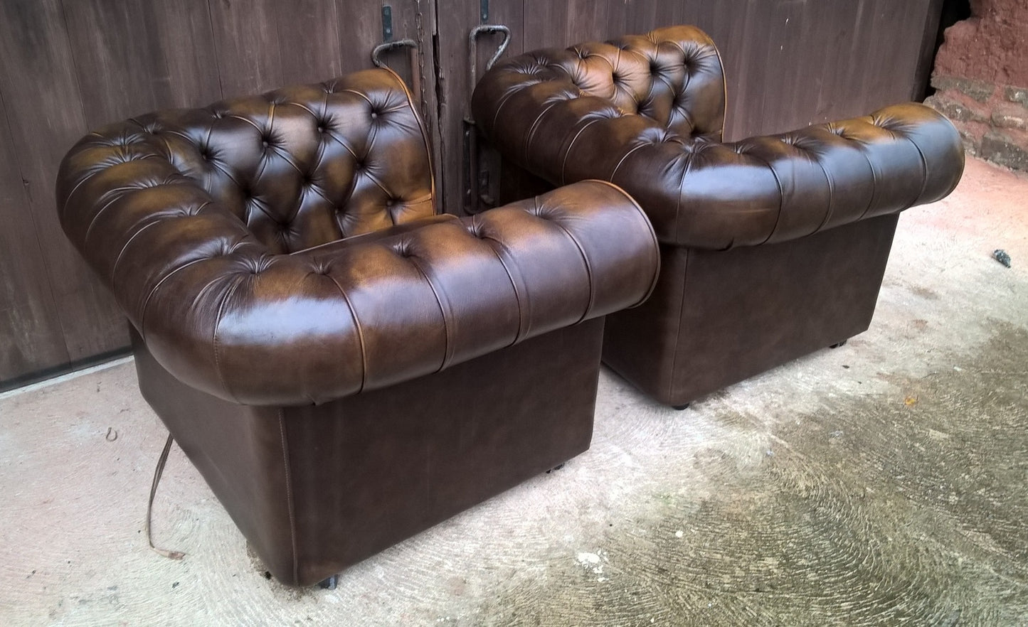 Gorgeous Pair Of Leather Chesterfield Club Chairs Made By Thomas Lloyd