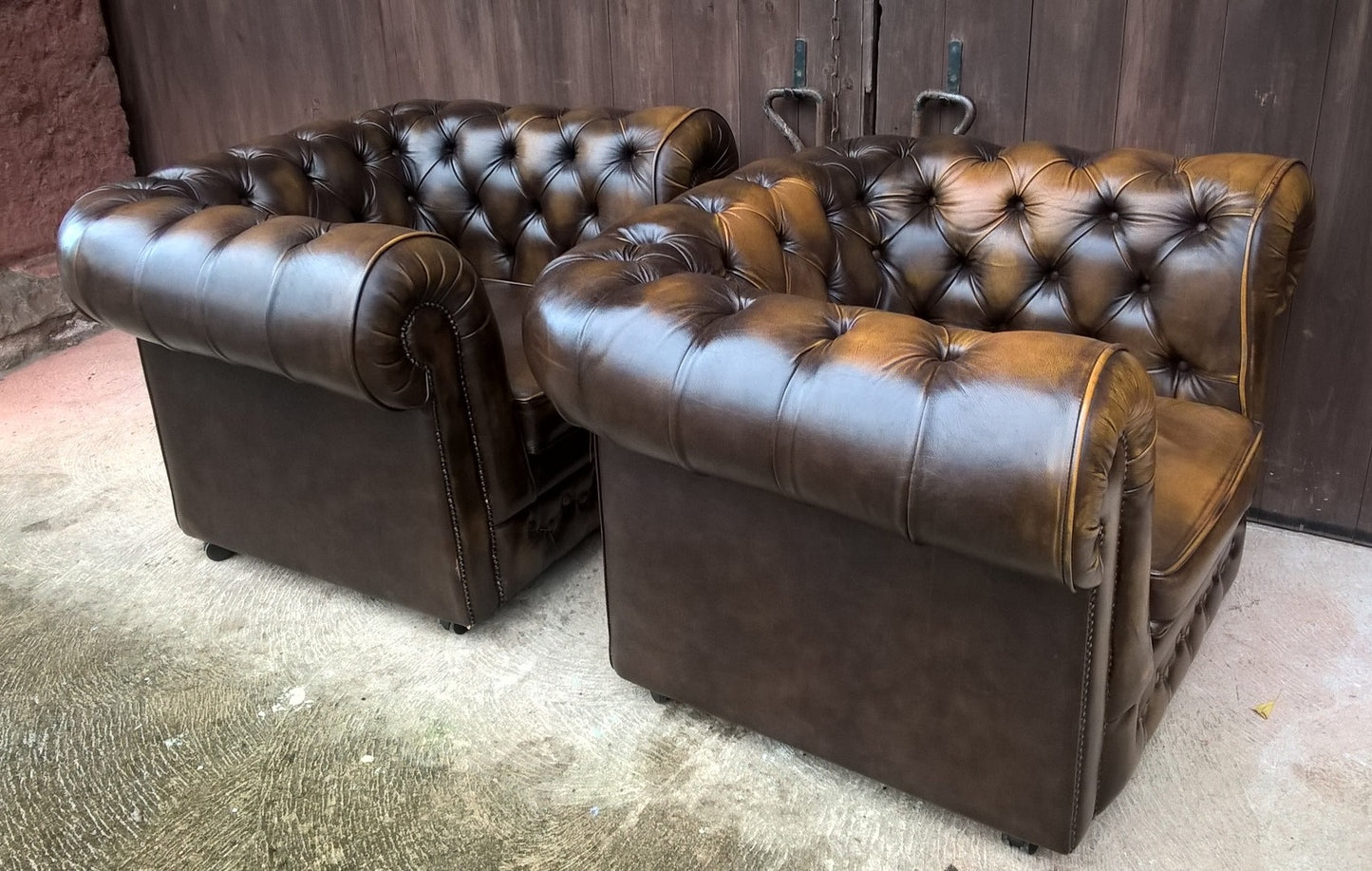 Gorgeous Pair Of Leather Chesterfield Club Chairs Made By Thomas Lloyd