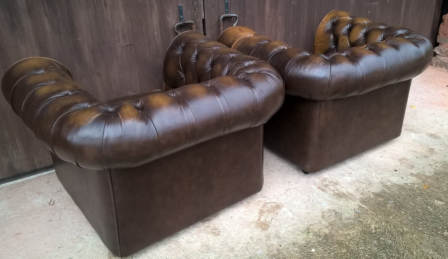 Gorgeous Pair Of Leather Chesterfield Club Chairs Made By Thomas Lloyd