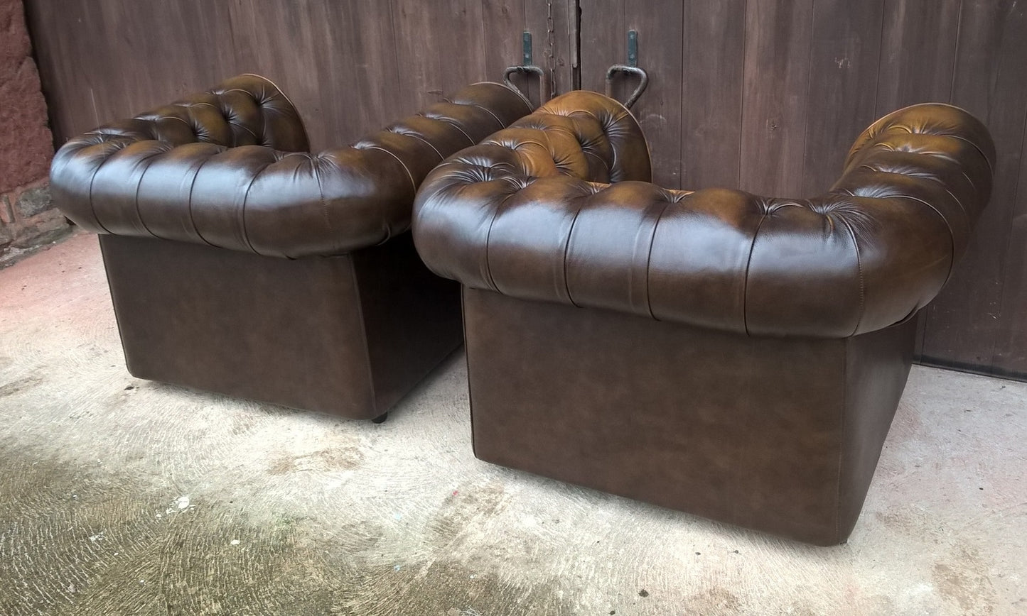 Gorgeous Pair Of Leather Chesterfield Club Chairs Made By Thomas Lloyd