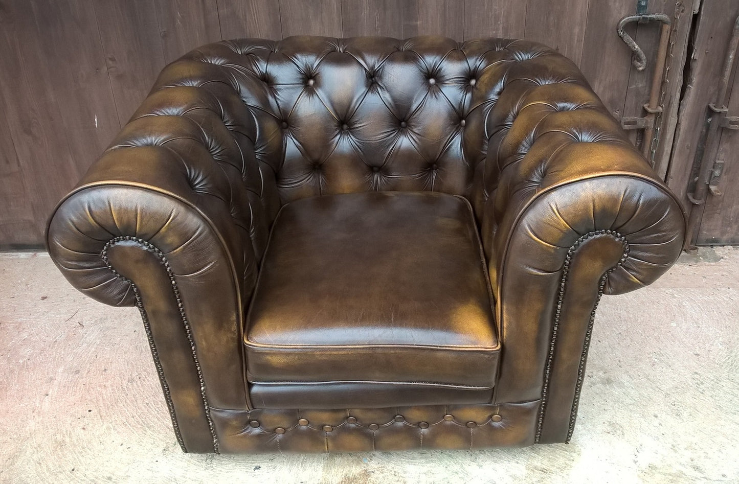 Gorgeous Pair Of Leather Chesterfield Club Chairs Made By Thomas Lloyd