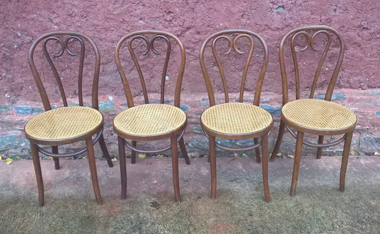 A SET OF FOUR PRETTY BENTWOOD BISTRO CHAIRS / KITCHEN CHAIRS