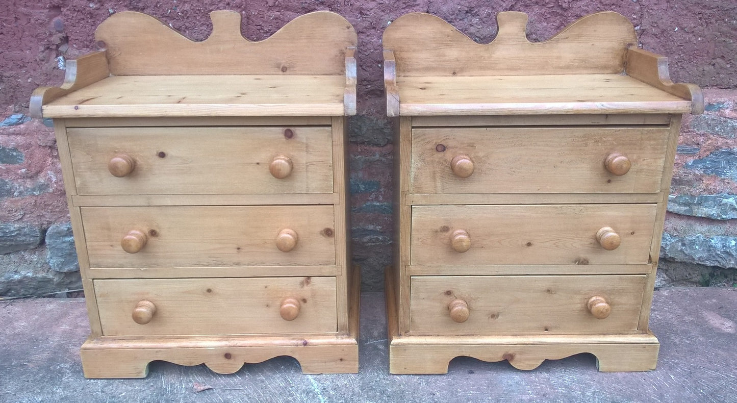 A Pair Of Gorgeous Pine Bedside Chests / Pair Vintage Pine Bedside Cabinets