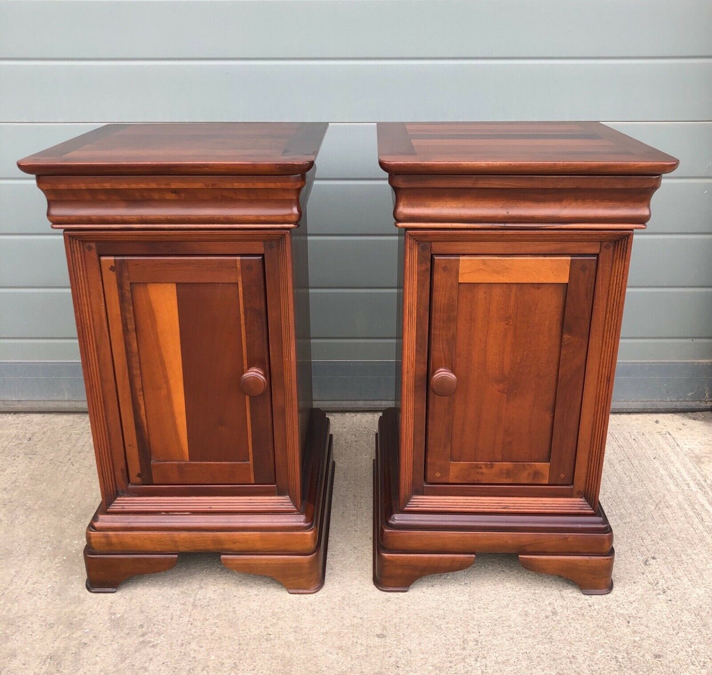 000963....Handsome Pair Of Vintage Mahogany Bedside Cabinets / Bedside Tables