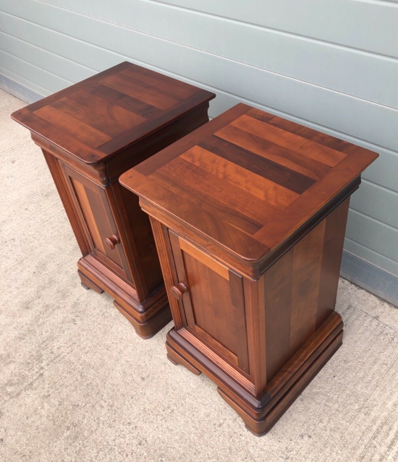 000963....Handsome Pair Of Vintage Mahogany Bedside Cabinets / Bedside Tables