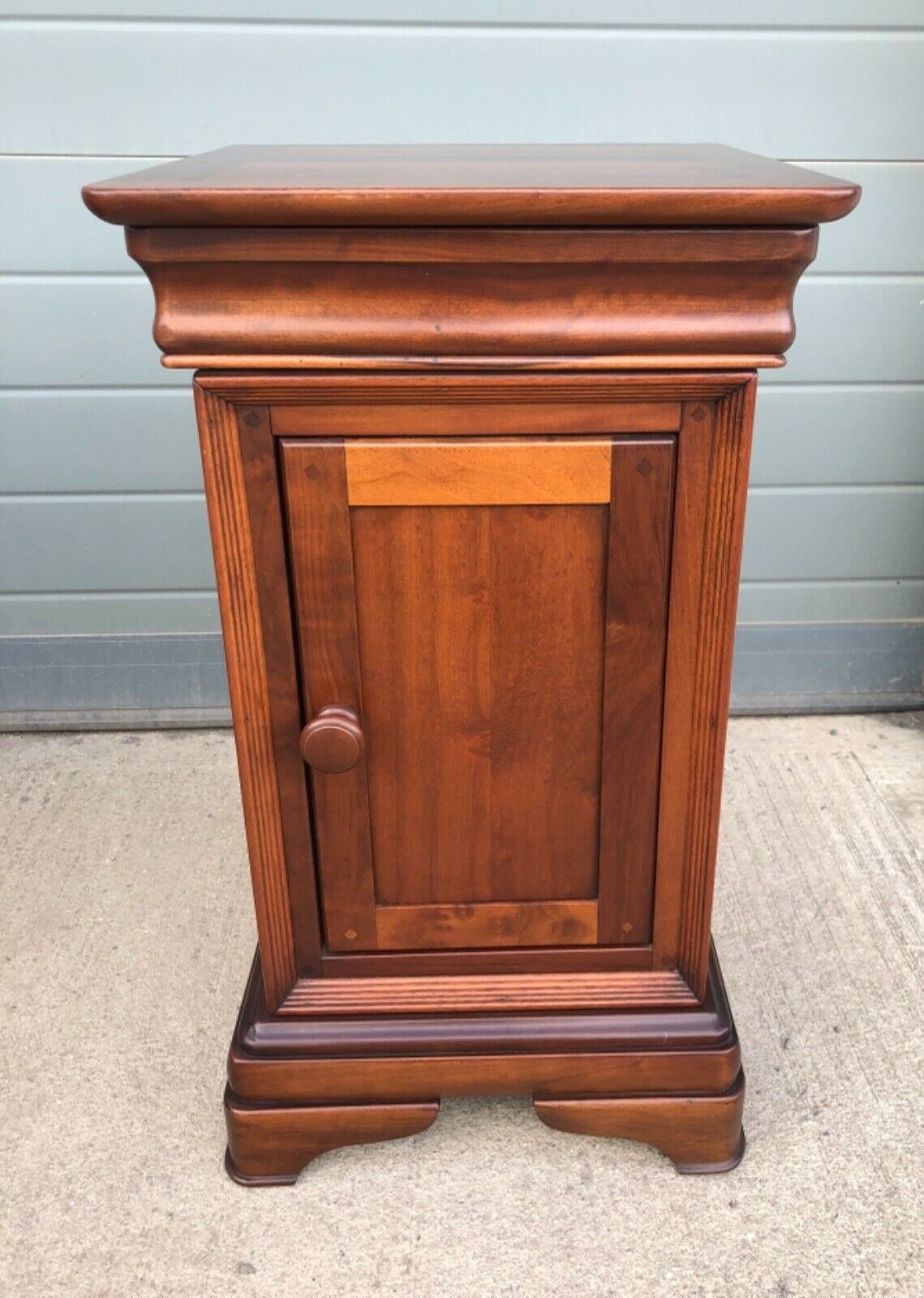 000963....Handsome Pair Of Vintage Mahogany Bedside Cabinets / Bedside Tables