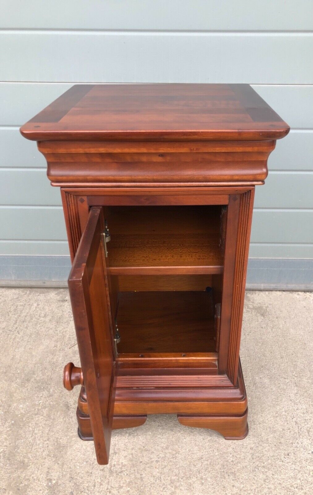 000963....Handsome Pair Of Vintage Mahogany Bedside Cabinets / Bedside Tables